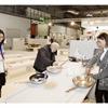 Tavola d'Arte realizzata in collaborazione con Ballarini, artisti al lavoro: Ding Li, Vito Giacummo, Silvia Capiluppi