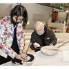 Tavola d'Arte realizzata in collaborazione con Ballarini, artisti al lavoro: Ding Li e Vito Giacummo