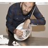 Tavola d'Arte realizzata in collaborazione con Ballarini, artista Gianfranco Maggio (Studio Pace10) al lavoro