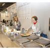 Artisti assurgono in cucina, performance di Eugenia Scaglioni