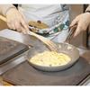 Artisti assurgono in cucina, performance di Eugenia Scaglioni
