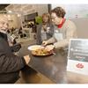 Artisti assurgono in cucina, performance di Eugenia Scaglioni
