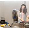 Artisti assurgono in cucina, performance di Stefany Savino