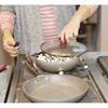 Artisti assurgono in cucina, performance di Stefany Savino