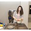 Artisti assurgono in cucina, performance di Stefany Savino