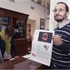 Collezionista con locandina di Arte da mangiare